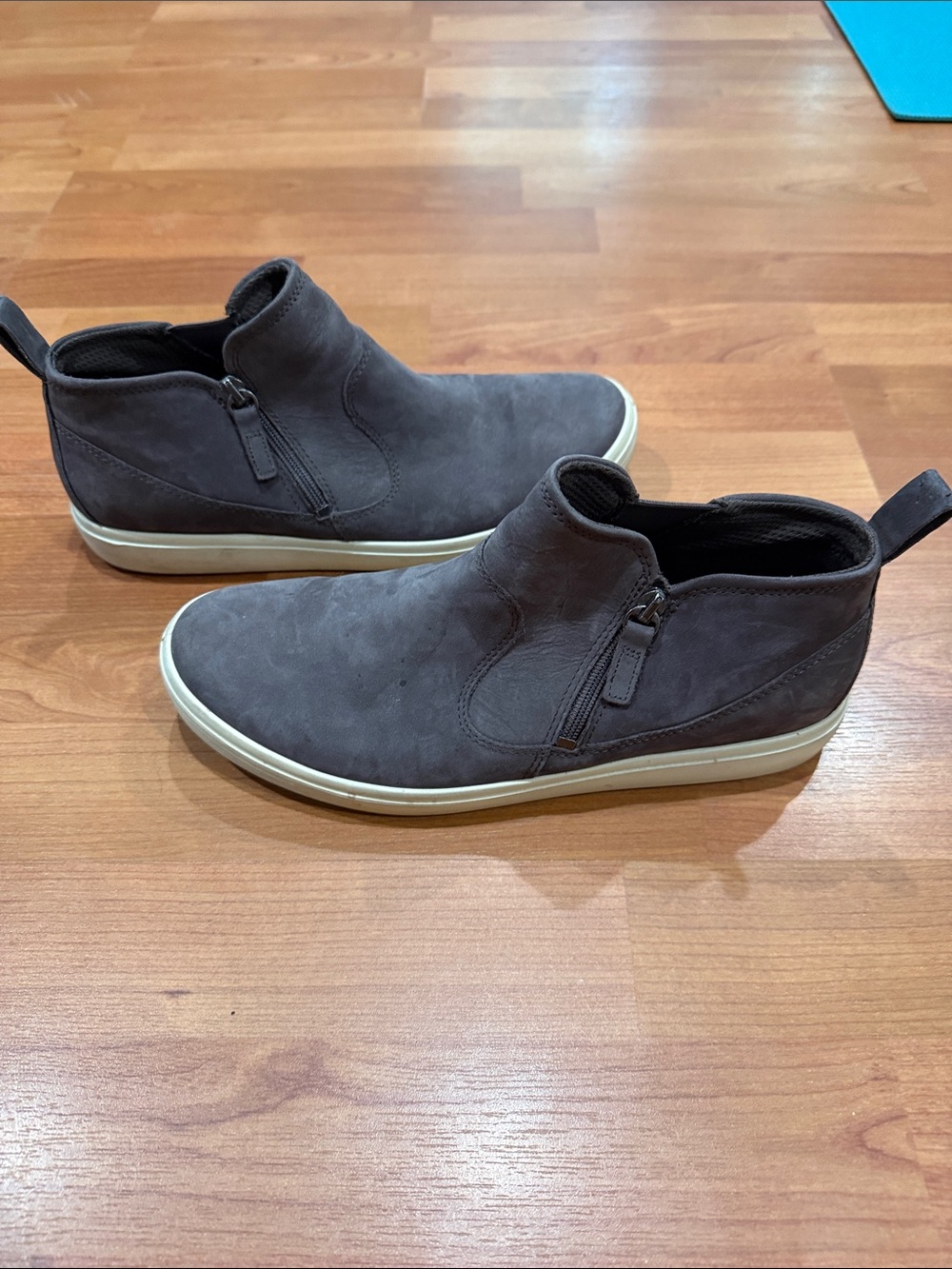 Ecco Women's Chukka Boots in Dark Brown with Cream Sole - Picture 3 of 7